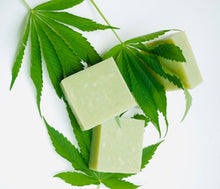 Load image into Gallery viewer, Lady in green (Hemp)