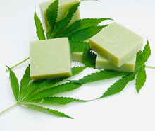 Load image into Gallery viewer, Lady in green (Hemp)